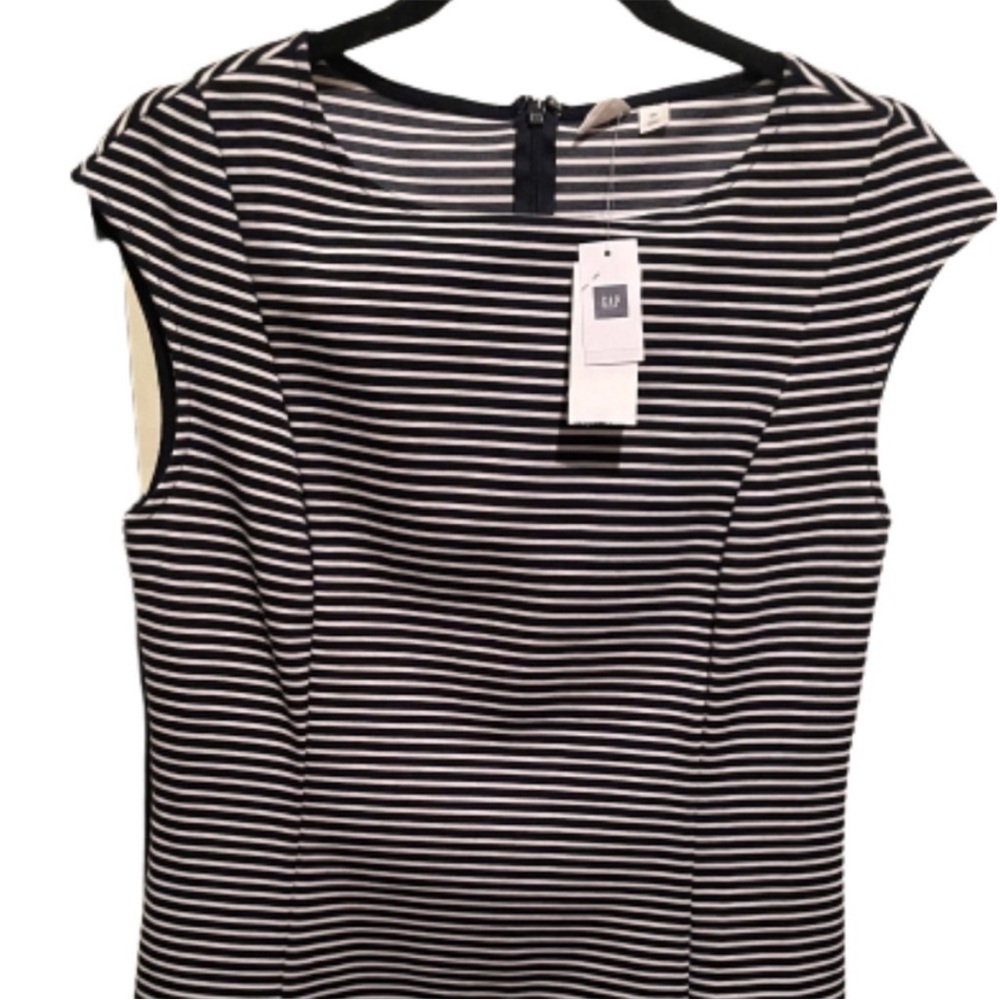 🆕 GAP Women's Striped Fit & Flare Skater Dress with Cap Sleeves 8 - Picture 7 of 16